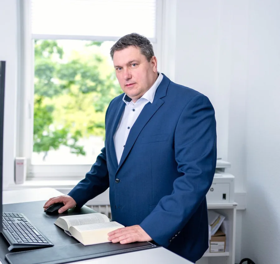 Rechtsanwalt Andreas Meyer bei der Aktenarbeit in seiner Kieler Kanzlei