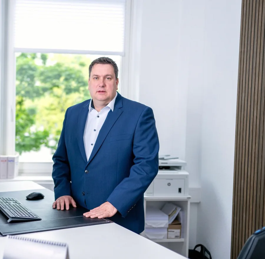 Rechtsanwalt Andreas Meyer am Schreibtisch bei der Prüfung eines CCF-Löschungsantrags